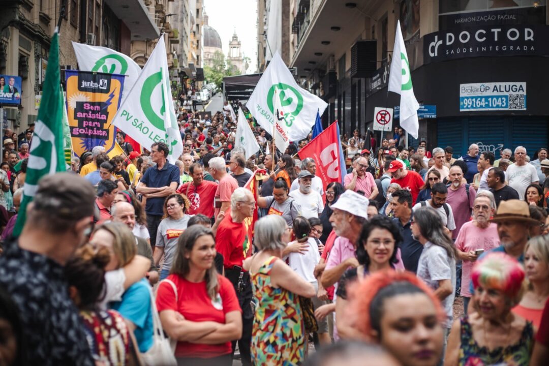 Com público acima do esperado, ato pela democracia ganha as ruas em Porto Alegre